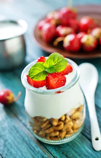 Yoghurt med flingor och bär — Stockfoto