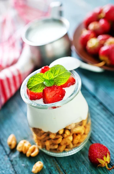 Yoghurt med flingor och bär — Stockfoto