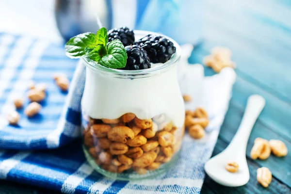 Yogurt con fiocchi e bacche — Foto Stock