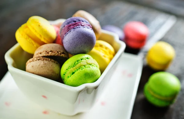 Macarrones coloreados en tazón — Foto de Stock