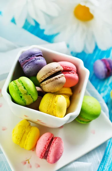 Colored macaroons in bowl — Stock Photo, Image