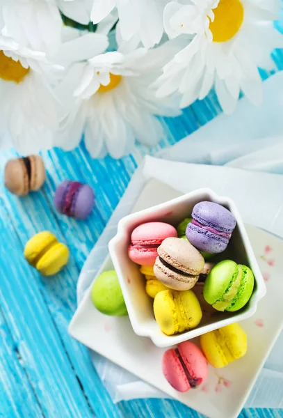 Colored macaroons in bowl — Stock Photo, Image