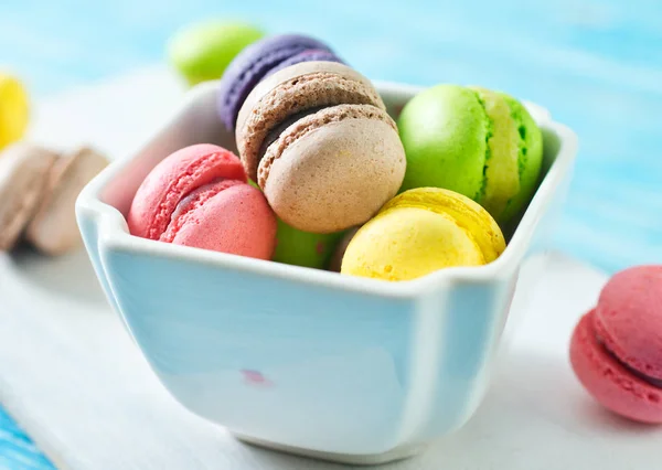 Colored macaroons in bowl — Stock Photo, Image