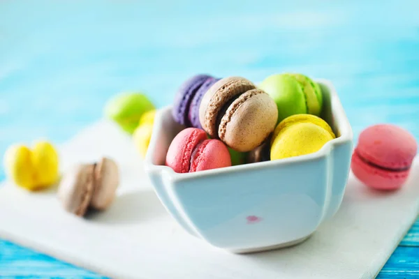 Macaroni colorati in ciotola — Foto Stock