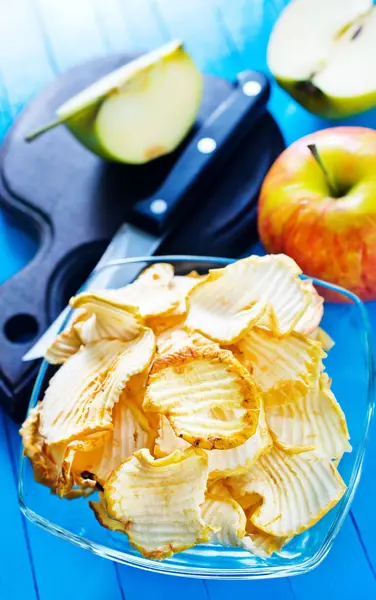 Chips de manzana en bowl —  Fotos de Stock