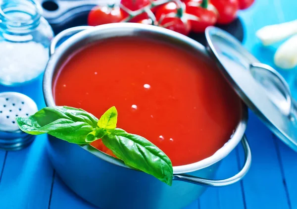 Sopa de tomate en un tazón —  Fotos de Stock