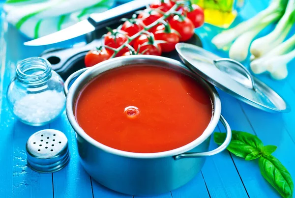 Sopa de tomate en un tazón —  Fotos de Stock