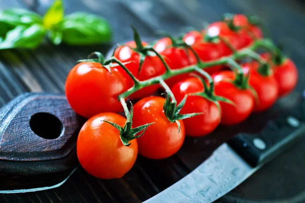 Tomates cerises fraîches sur tige — Photo