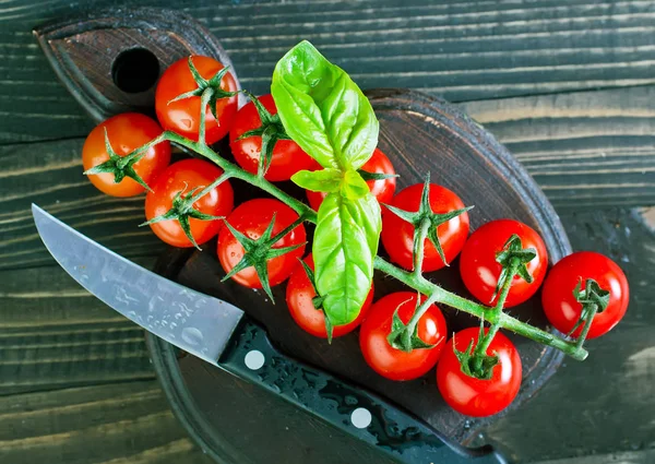 Tomates cherry frescos en el tallo —  Fotos de Stock