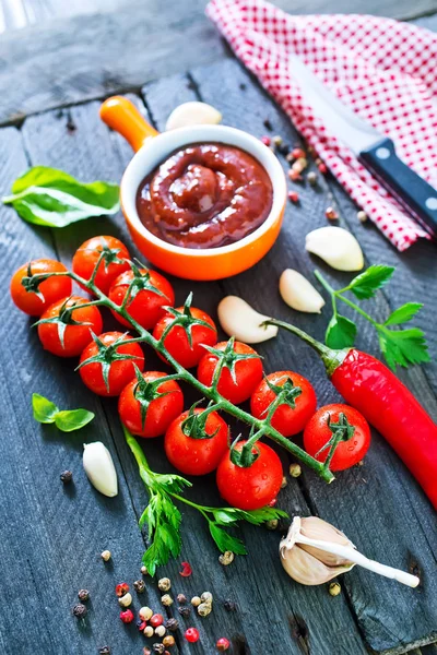 Tomatensauce und frische Tomaten — Stockfoto