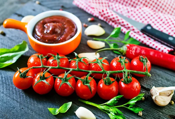 Molho de tomate e tomates frescos — Fotografia de Stock