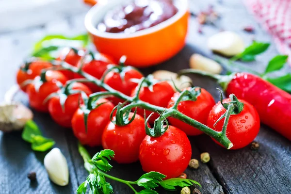 トマトソースと新鮮なトマト — ストック写真