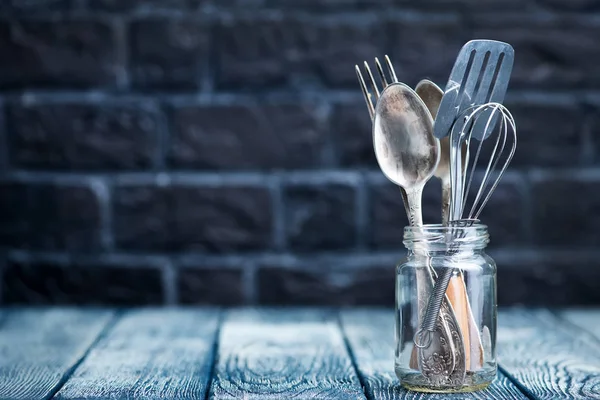 Utensilios de cocina en frasco de vidrio —  Fotos de Stock