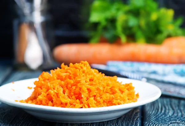 Zanahorias ralladas en el plato —  Fotos de Stock