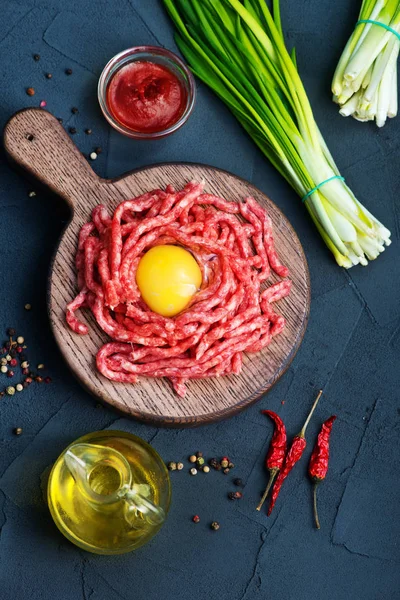 Carne macinata con uovo — Foto Stock