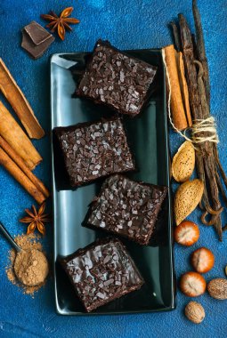 Çikolatalı pasta plaka üzerinde