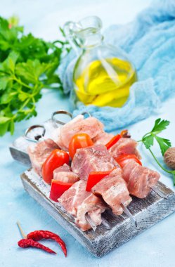 çiğ et ve sebze şiş üzerinde