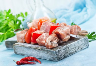 çiğ et ve sebze şiş üzerinde