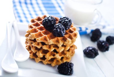 Böğürtlen ile Belçika waffle
