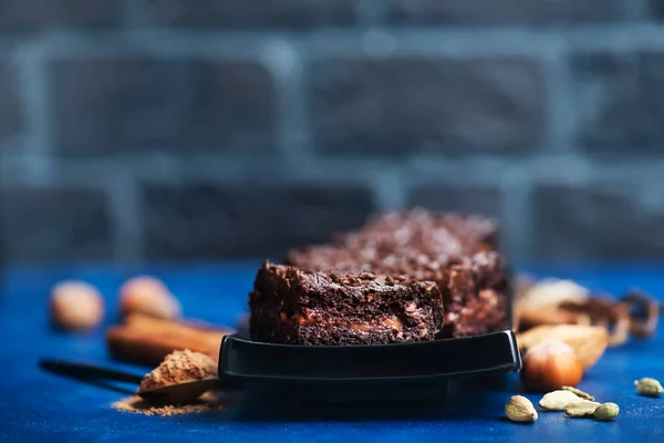 Schokoladenkuchen auf Teller — Stockfoto