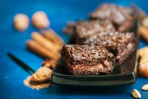 Schokoladenkuchen auf Teller — Stockfoto