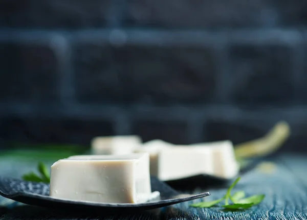 皿に豆腐チーズ — ストック写真