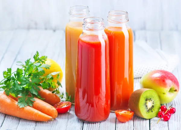 Saft aus Obst und Gemüse — Stockfoto