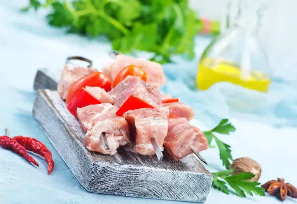 Сырое мясо и овощи на шампуре — стоковое фото