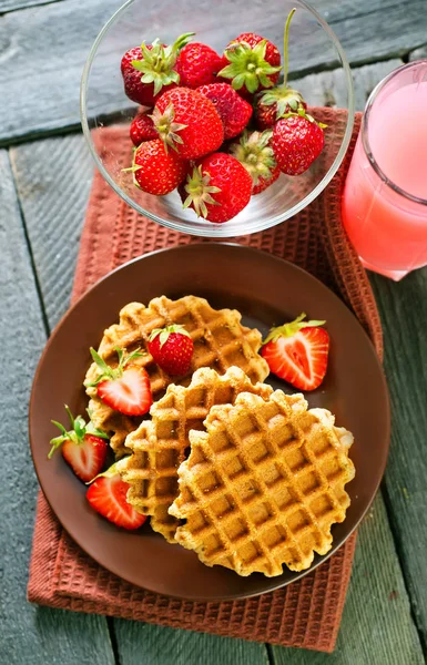 Waffles with strawberries — Stock Photo, Image