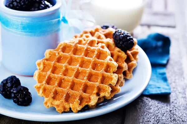 Belgische Waffeln mit Brombeeren — Stockfoto