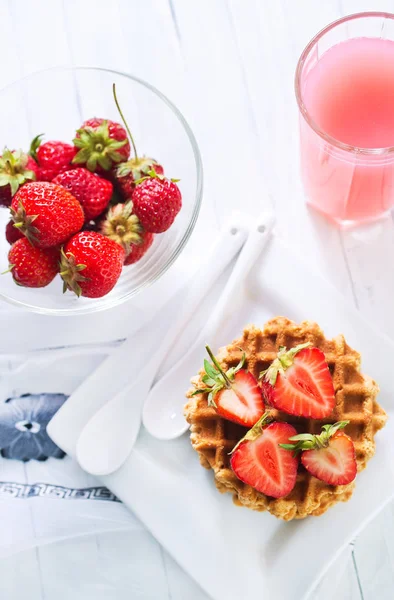 Waffeln mit Erdbeeren — Stockfoto