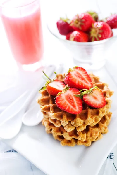 Waffeln mit Erdbeeren — Stockfoto