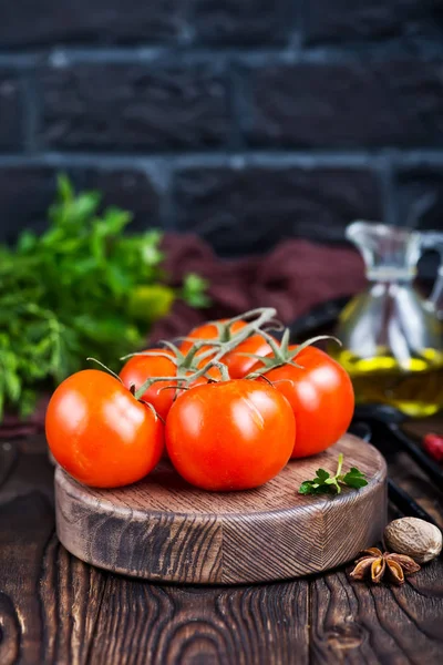Свежие помидоры на борту — стоковое фото