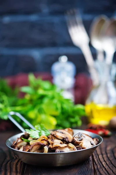 Funghi fritti in padella — Foto Stock