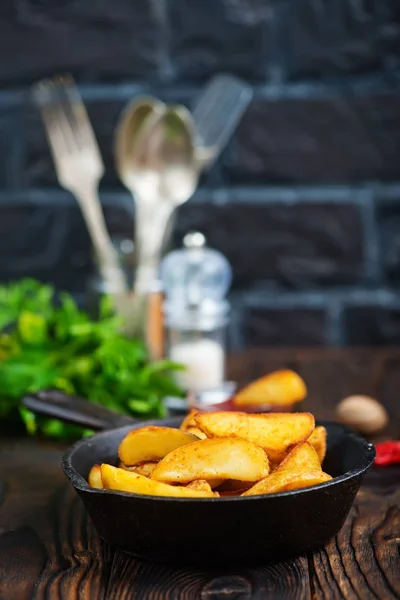 Bratkartoffeln in Schüssel — Stockfoto