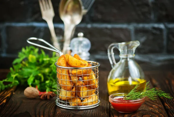 Fried potato in iron mesh — Stock Photo, Image