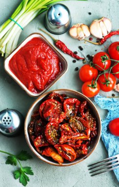  sos ve kase kuru domates