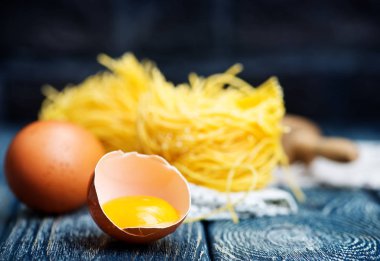 ham erişte ve yumurta sarısı