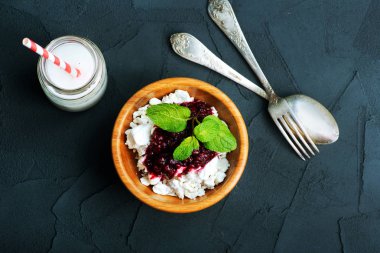 Yazlık kase çilek ile 