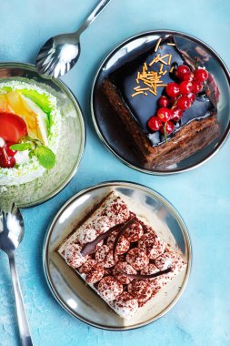 Bir tabloda lezzetli kek