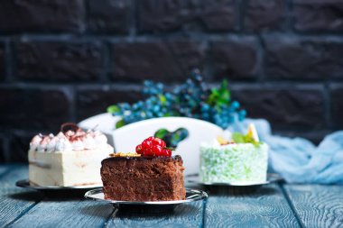 Bir tabloda lezzetli kek