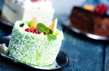 Bir tabloda lezzetli kek