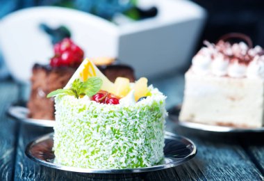 Bir tabloda lezzetli kek