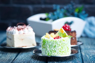 Bir tabloda lezzetli kek