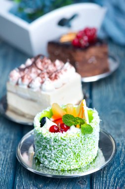 Bir tabloda lezzetli kek