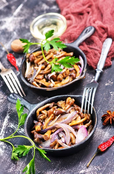 Gebratene Champignons in Pfannen — Stockfoto