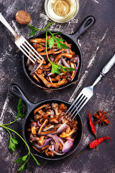 Gebratene Champignons in Pfannen — Stockfoto