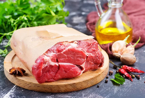 Rohes Fleisch an Bord — Stockfoto