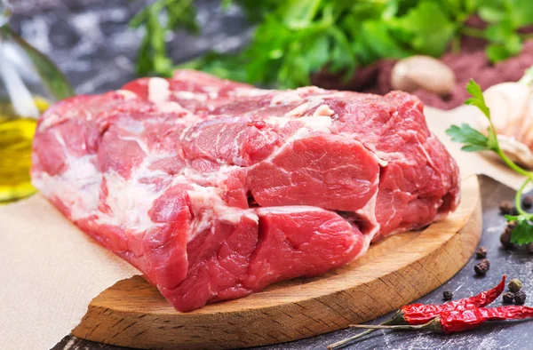 Rohes Fleisch an Bord — Stockfoto