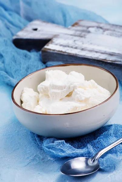 Delicious ricotta cheese in bowl — Stock Photo, Image